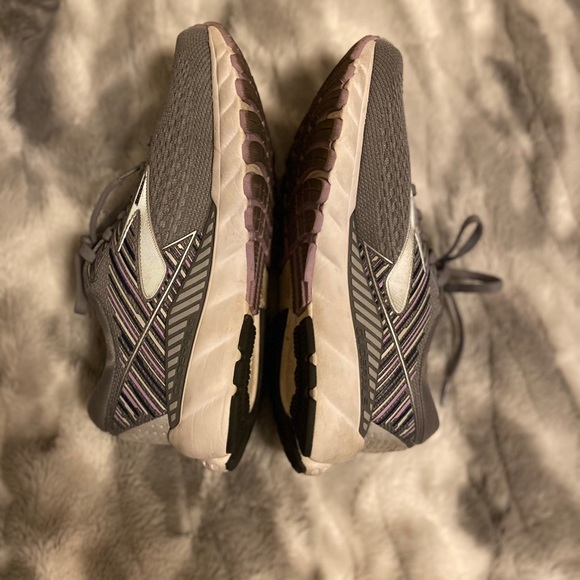 Slightly used Brooks Adrenaline GTS 19 - Picture 3 of 5